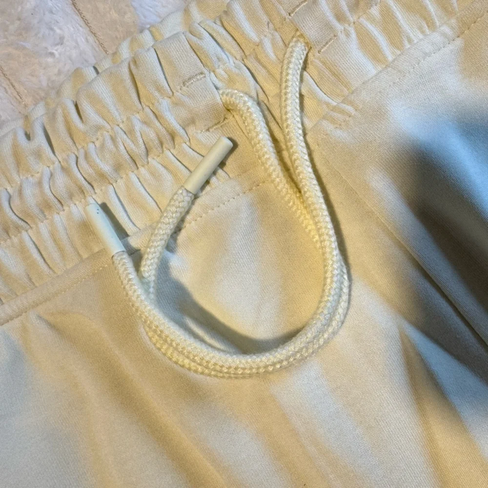 Athleta NWOT Seasoft Mid Rise Tencel Soft Cream Shorts Loungewear Comfy Cozy - Picture 5 of 10